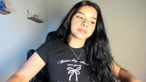 Snapshot of shara_jones chatting on 17, 11, 2025 Sara online show from 17, 11, 2025