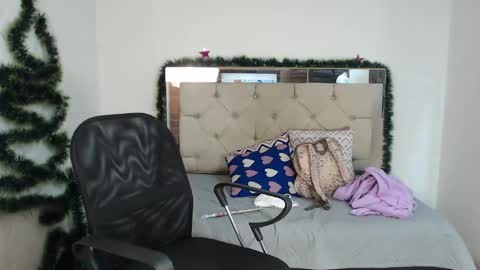 Snapshot of sharlotte__jones chatting on 18, 12, 2024 Sara online show from 18, 12, 2024