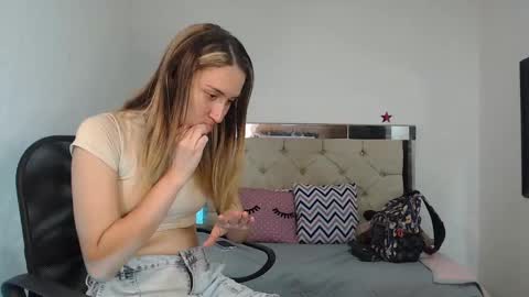 Snapshot of sharlotte__jones chatting on 6, 3, 2025 Sara online show from 6, 3, 2025