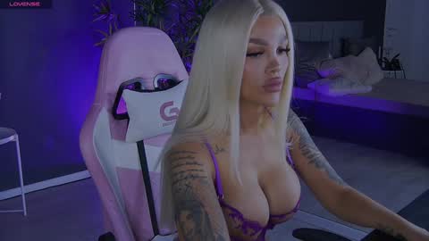 Snapshot of shayblonde chatting on 28, 12, 2024 shayblonde online show from 28, 12, 2024
