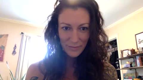 Snapshot of sheglowsdark chatting on 18, 12, 2025 Mira online show from 18, 12, 2025