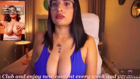 Snapshot of sheyla_hills_ chatting on 5, 11, 2025 Sheyla online show from 5, 11, 2025