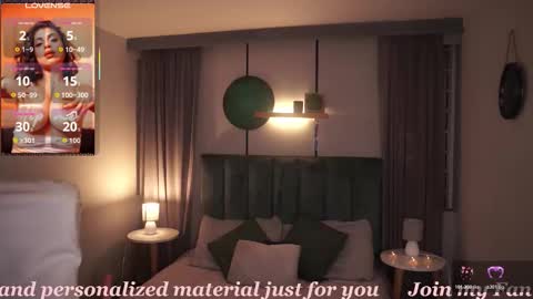 Snapshot of sheyla_hills_ chatting on 8, 11, 2025 Sheyla online show from 8, 11, 2025