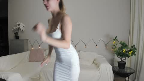 Snapshot of shine_chanel chatting on 10, 12, 2024 Chanel online show from 10, 12, 2024