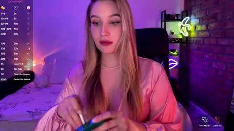 Snapshot of shy_bee chatting on 23, 11, 2025 Alice online show from 23, 11, 2025