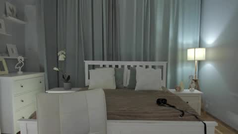 Snapshot of simonadebeauvoir chatting on 28, 2, 2025 Simona online show from 28, 2, 2025