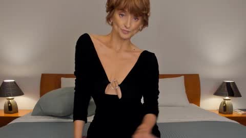 Snapshot of simonadebeauvoir chatting on 29, 11, 2025 Simona online show from 29, 11, 2025