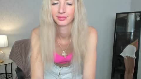 Skinnyladyy online show from 10, 3, 2025
