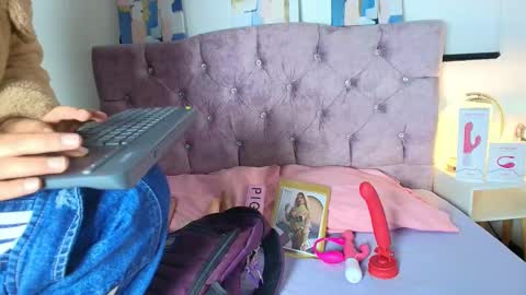 Snapshot of skye_moore chatting on 1, 10, 2025 skye moore online show from 1, 10, 2025