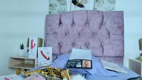 Snapshot of skye_moore chatting on 9, 10, 2025 skye moore online show from 9, 10, 2025