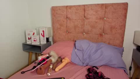 Snapshot of skye_moore chatting on 14, 10, 2025 skye moore online show from 14, 10, 2025