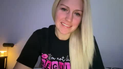 Snapshot of smexxii93 chatting on 17, 12, 2025 smexxii93 online show from 17, 12, 2025