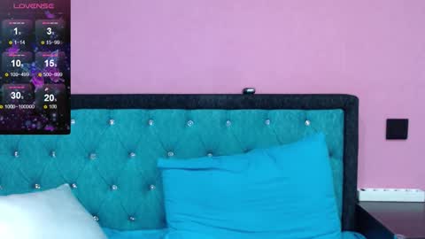 smile_cute_fox online show from 18, 11, 2025