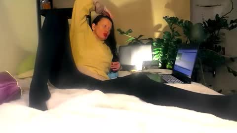 Snapshot of smile_dance_ chatting on 28, 11, 2025 smile_dance_ online show from 28, 11, 2025