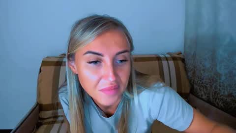 Snapshot of snezanablond chatting on 23, 10, 2025 Sneja online show from 23, 10, 2025