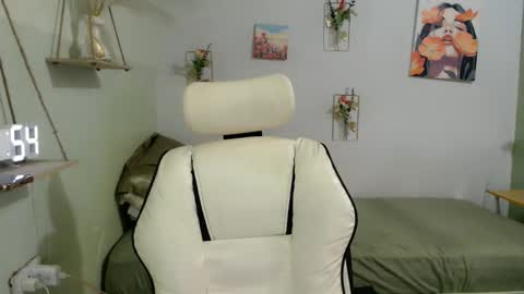 Snapshot of snow_2000 chatting on 16, 10, 2025 snow_2000 online show from 16, 10, 2025