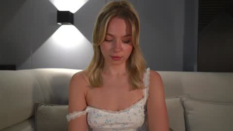 Candice Snow online show from 25, 1, 2025