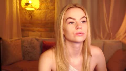 Snapshot of snowbarbieee chatting on 15, 10, 2025 Hanna online show from 15, 10, 2025