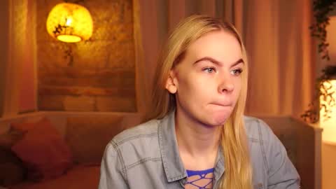 Snapshot of snowbarbieee chatting on 28, 10, 2025 Hanna online show from 28, 10, 2025