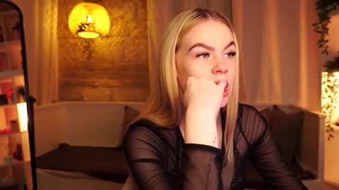 Snapshot of snowbarbieee chatting on 8, 11, 2025 Hanna online show from 8, 11, 2025