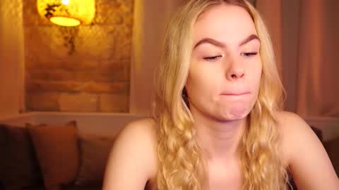 Snapshot of snowbarbieee chatting on 18, 11, 2025 Hanna online show from 18, 11, 2025