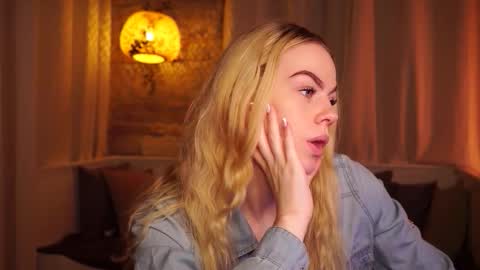 Snapshot of snowbarbieee chatting on 19, 11, 2025 Hanna online show from 19, 11, 2025