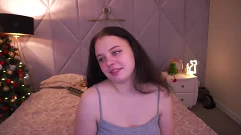 Snapshot of snowwhite_bella chatting on 14, 12, 2025 snowwhite_bella online show from 14, 12, 2025