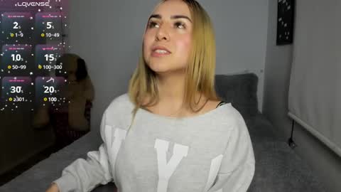 Snapshot of sophi_moreno chatting on 4, 3, 2025 Sofi online show from 4, 3, 2025