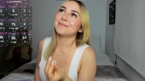 Snapshot of sophi_moreno chatting on 8, 3, 2025 Sofi online show from 8, 3, 2025