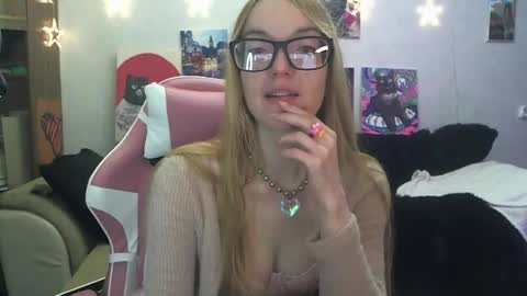 Snapshot of sophiasonata chatting on 13, 12, 2025 SophiaSonata online show from 13, 12, 2025