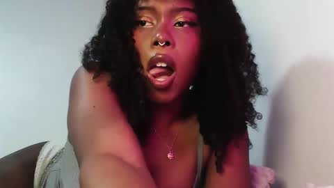 Snapshot of sparklingsoleil chatting on 19, 11, 2025 Soleil online show from 19, 11, 2025