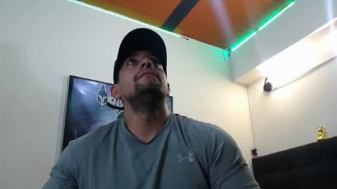 Snapshot of spartacus_cam chatting on 11, 9, 2025     online show from 11, 9, 2025