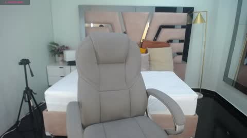 sr_smith_1 online show from 13, 4, 2026