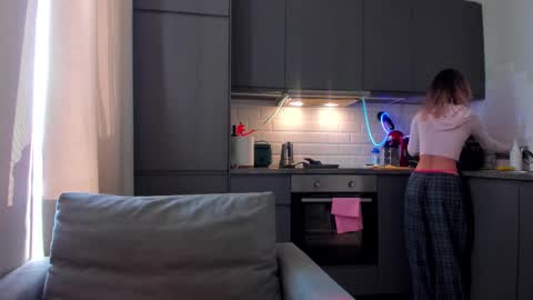 Snapshot of strawberrypie99 chatting on 17, 10, 2025 Tati and Lola online show from 17, 10, 2025