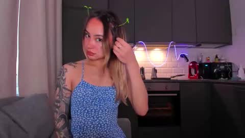 Snapshot of strawberrypie99 chatting on 12, 11, 2025 Tati and Lola online show from 12, 11, 2025