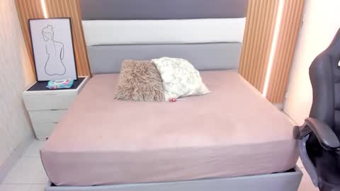 S U Z E T  online show from 4, 2, 2026