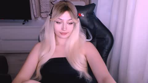 Snapshot of sweeet_baby0 chatting on 4, 12, 2025 Kate online show from 4, 12, 2025