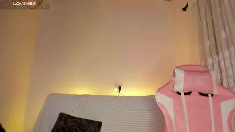 Snapshot of sweet_carine chatting on 17, 1, 2025 camil online show from 17, 1, 2025