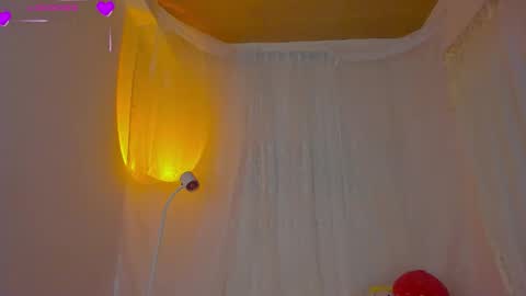 Snapshot of sweet_carine chatting on 26, 9, 2025 camil online show from 26, 9, 2025