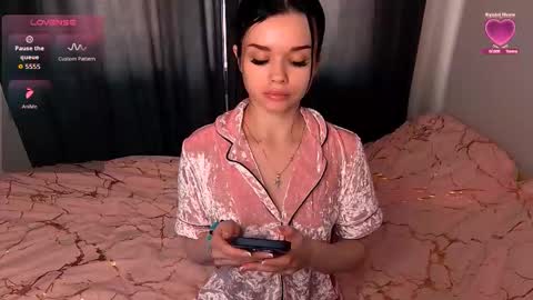 Snapshot of sweet_cherry1808 chatting on 17, 10, 2025 Sofia online show from 17, 10, 2025