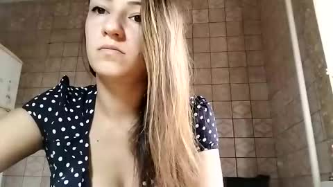 Snapshot of sweet_lilgirl_x chatting on 6, 3, 2025 Anna online show from 6, 3, 2025