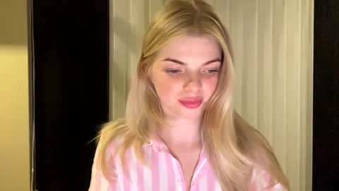 Snapshot of sweet_sinn_ chatting on 4, 11, 2025 Mira online show from 4, 11, 2025