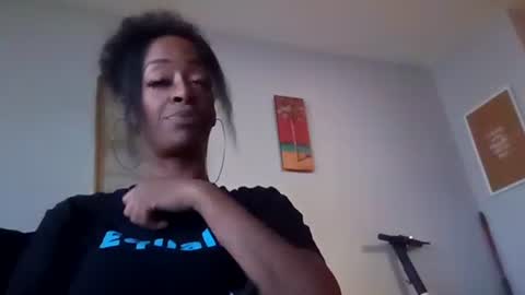 sweetaztee online show from 5, 2, 2025