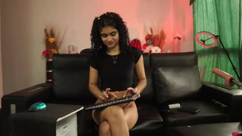 Salom independent model online show from 4, 12, 2025