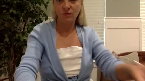 sweetgapeach1 online show from 18, 9, 2025