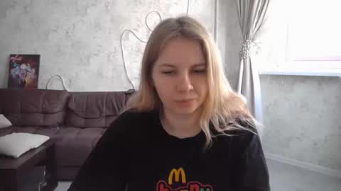 SweetieeFox online show from 22, 9, 2025