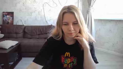SweetieeFox online show from 23, 9, 2025