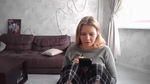 SweetieeFox online show from 25, 9, 2025