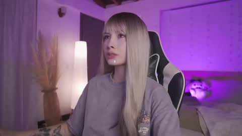 Cat independent model  online show from 7, 3, 2025