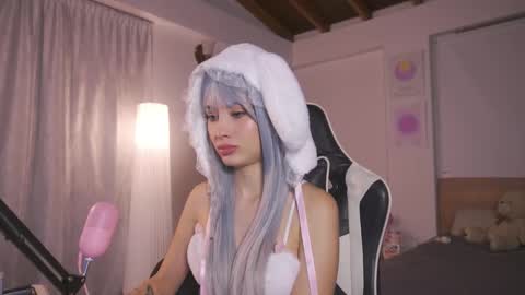 Cat independent model  online show from 27, 9, 2025